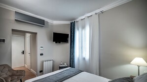 1 bedroom, down duvets, travel cot, free WiFi - HB Room 1 (Florence)