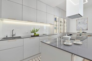 Fridge, microwave, oven, stovetop - Stylish Apartment with a Balcony | Downtown (Gdańsk)