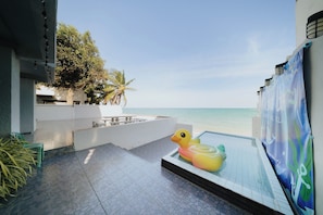 Outdoor dining - GAO Bee One Beachfront Pool Villa (Ban Chang)