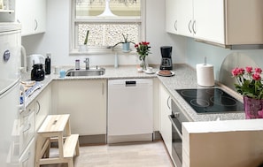 Wasserkocher mit Kaffee-/Teezubehör, Kühlschrank, Mikrowelle, Ofen