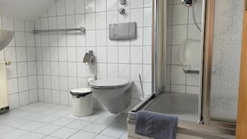 Dusche, kostenlose Toilettenartikel, Handtücher, Seife