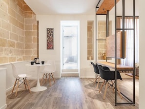 Un intérieur moderne comprenant un coin repas, une cuisine et une vue sur l’extérieur.