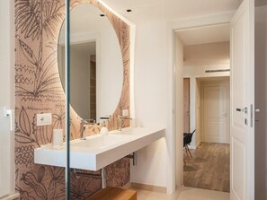 Double Room with terrace | Baño | Ducha, secador de pelo, toallas y jabón