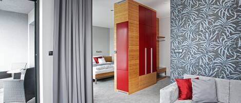 Habitación doble Premium, balcón | Área de sala de estar