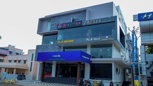 Un edificio de varios pisos con señalización para 'Gym City 2.0' y 'Zazsle'.