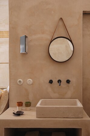 Double Room | Bathroom | Hair dryer, soap, shampoo, toilet paper - Le Cinque Stanze (Spongano)