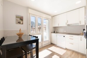 Wasserkocher mit Kaffee-/Teezubehör, Kühlschrank, Mikrowelle, Ofen