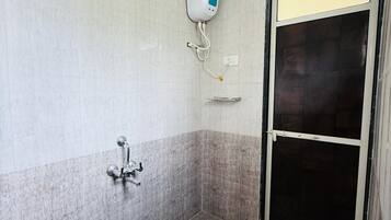 ห้องดีลักซ์ดับเบิล | ห้องน้ำ | ของใช้ในห้องน้ำฟรี, สบู่, ยาสระผม