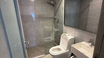 Deluxe Apartment, City View | Bathroom