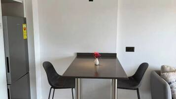 Deluxe Apartment, City View | Dining