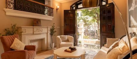 Villa, 6 Bedrooms | Living area