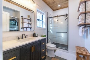 Shower, hair dryer, towels, soap - Modern Brookside Retreat ~ Private Outdoor Sauna ~ Near Jay Peak~ Sleeps 6 (Jay)