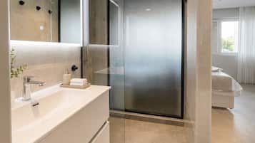 Deluxe Apartment | Bathroom