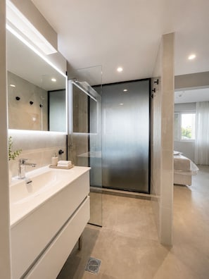 Deluxe Apartment | Bathroom | Eco-friendly toiletries - Gold & Concrete Acropolis Residence (Athina)