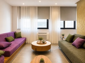 Living area - Gold & Concrete Acropolis Residence (Athina)
