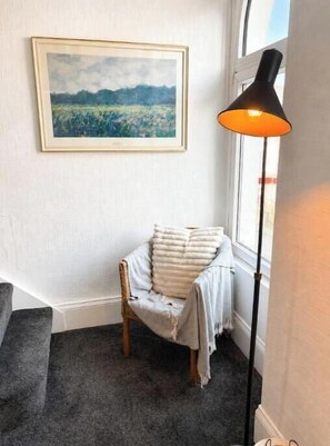 Living area - Coastal Mumbles Escape | Parking | Walk to Beach & Pier (Mumbles)