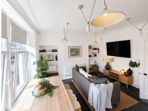 Living area - Coastal Mumbles Escape | Parking | Walk to Beach & Pier (Mumbles)