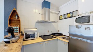 Eine kleine Küche mit Toaster, Mikrowelle und Backofen.