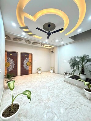 Family Suite | Laptop workspace, iron/ironing board, free WiFi - Hotel The Pushpraj (Varanasi)