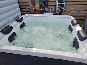 Maison, 1 chambre, patio | Baignoire à remous extérieure