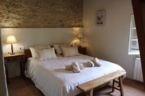 5 bedrooms, iron/ironing board, WiFi, bed sheets - Peace and elegance in a Catalan country house with a pool, 3 km from the beach. (Torroella de Montgrí)