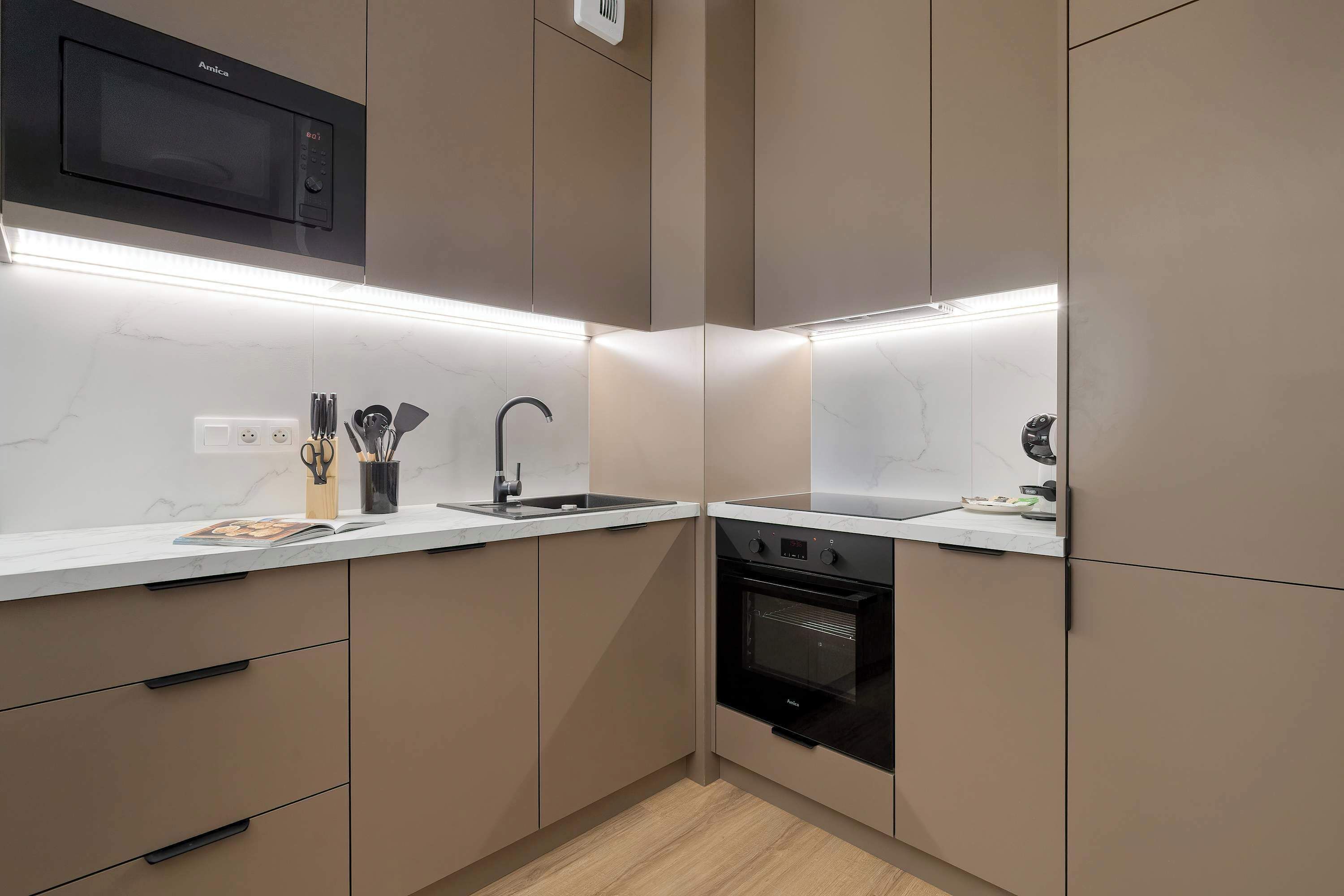 Coffee/tea maker, fridge, microwave, oven