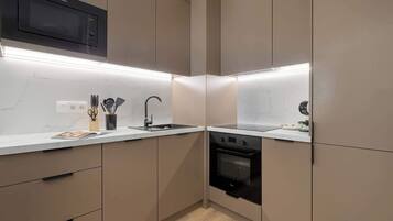 Coffee/tea maker, fridge, microwave, oven