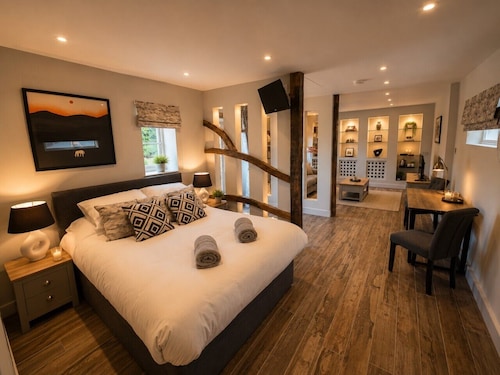 Stalls Suite at Strattons Hotel