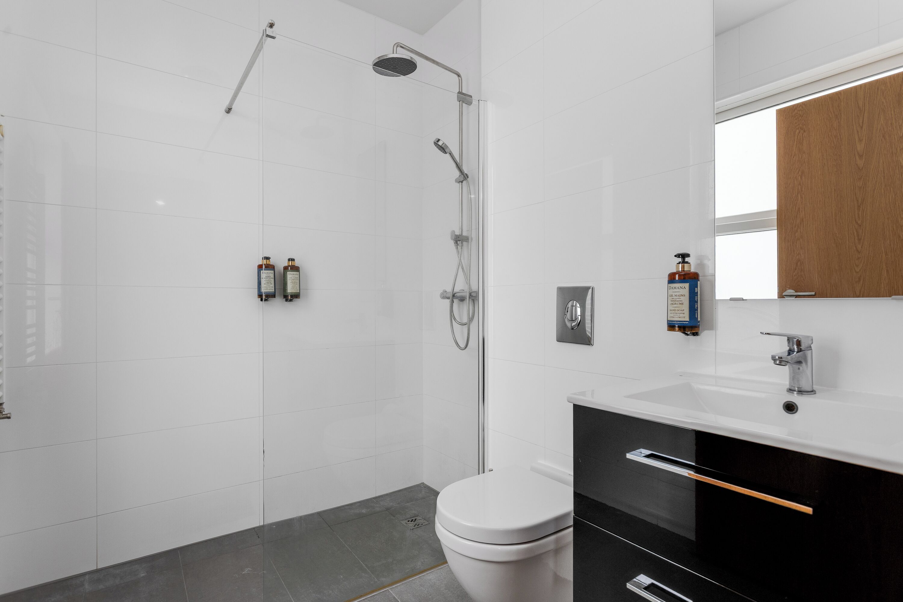 Kamar Double | Kamar mandi | Shower, pengering rambut, handuk, dan sabun