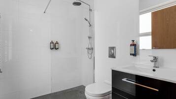 Kamar Double | Kamar mandi | Shower, pengering rambut, handuk, dan sabun