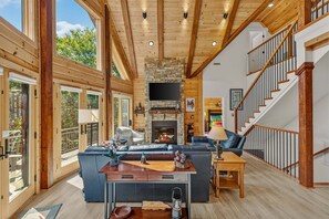 Smart-TV, Kamin, Bücher, Musikbibliothek