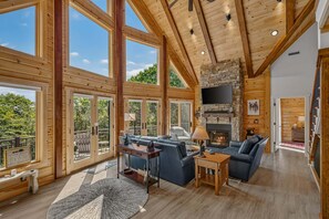 Smart-TV, Kamin, Bücher, Musikbibliothek