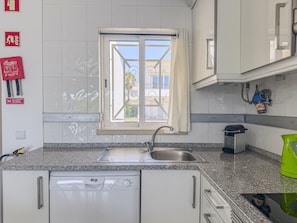 Wasserkocher mit Kaffee-/Teezubehör, Kühlschrank, Mikrowelle, Ofen