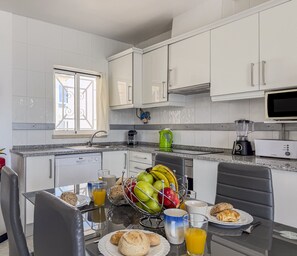 Wasserkocher mit Kaffee-/Teezubehör, Kühlschrank, Mikrowelle, Ofen