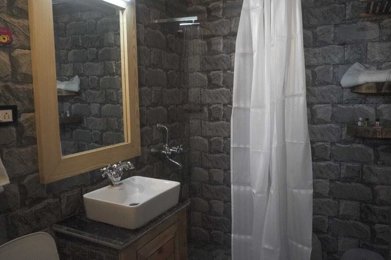 Loft | Bathroom | Shower, free toiletries, soap, shampoo