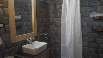 Loft | Bathroom | Shower, free toiletries, soap, shampoo