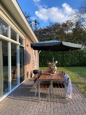 Outdoor dining - Rood Koper: forest, Veluwe, trendy & luxurious vacation home with a large garden and plenty of privacy. (Putten)