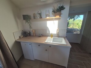 Fridge, stovetop, coffee/tea maker, electric kettle