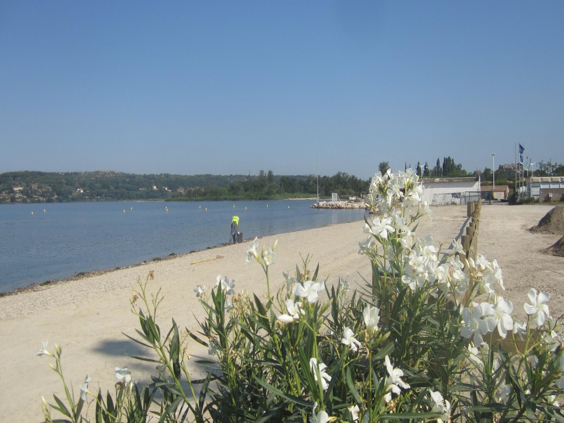 Una spiaggia nelle vicinanze, lettini da mare, teli da spiaggia