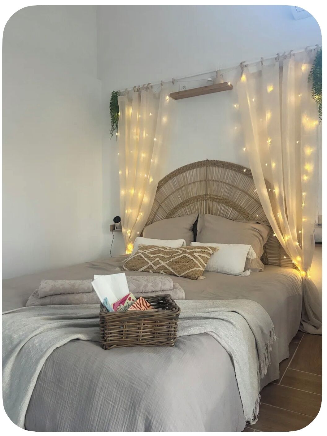 Free WiFi, bed sheets