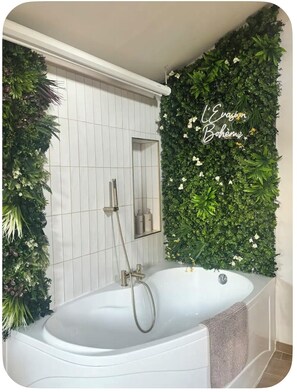 Towels, soap, shampoo, toilet paper - Private "Love Room" Suite in the Countryside with a Jacuzzi and Netflix Movie Night (Saint-Chamas)