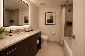 Suite | Badezimmer | Kostenlose Toilettenartikel, Haartrockner, Handtücher, Seife