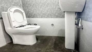 Standard Room | Bathroom | Shower, free toiletries, soap