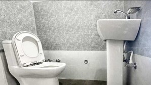 Standard Room | Bathroom