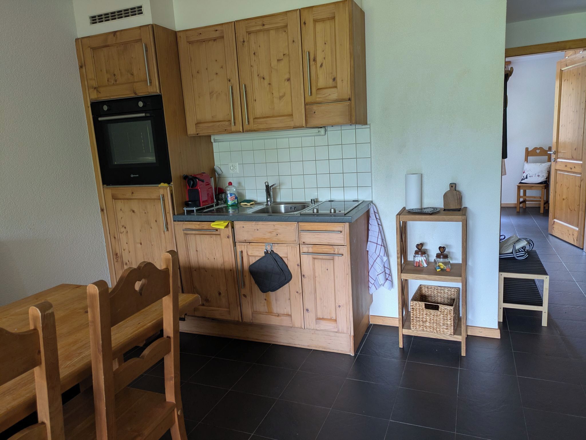Kühlschrank, Mikrowelle, Geschirrspüler, Kochgeschirr/Geschirr/Besteck