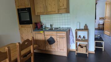 Kühlschrank, Mikrowelle, Geschirrspüler, Kochgeschirr/Geschirr/Besteck