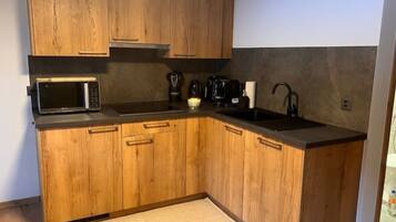 Fridge, dishwasher, cookware/dishes/utensils
