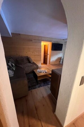 TV - Chalet Violeta, (Morgins), by Interhome (Morgins)