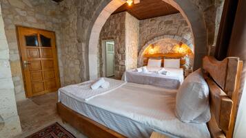 Comfort Triple Room | Desk, laptop workspace, iron/ironing board, free WiFi