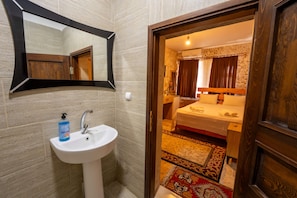 Superior Double Room, Valley View | Bathroom | Shower, free toiletries, hair dryer, slippers - Seyrah Hotel (Urgup)